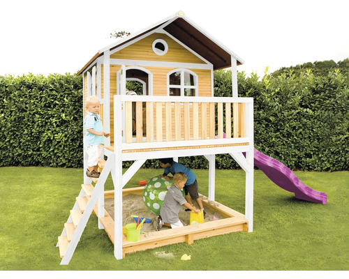 Speelhuis met zandbak en glijbaan voor kinderen in de tuin.