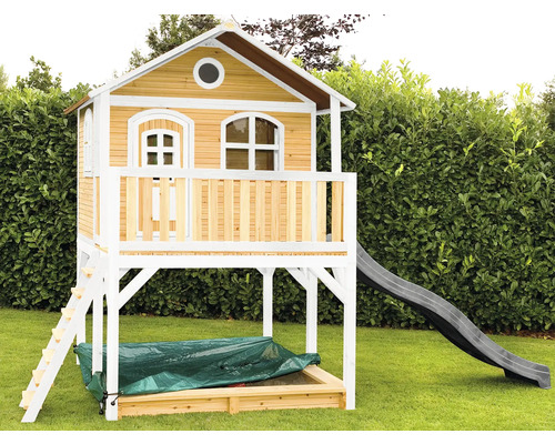 Houten speelhuis met glijbaan en zandbak in de tuin