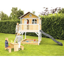Houten speelhuis met glijbaan, zandbak en kinderzitgroep in de tuin