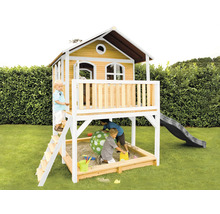 Speelhuis met zandbak en glijbaan voor kinderen in de tuin
