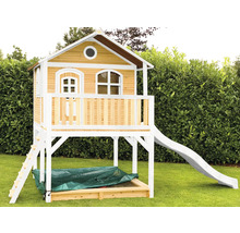 Speelhuis met glijbaan en zandbak in de tuin