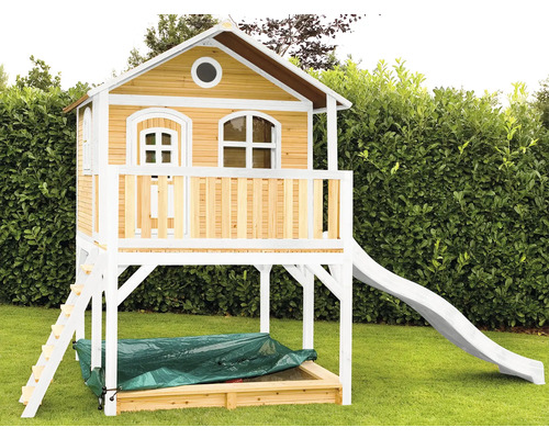 Speelhuis met glijbaan en zandbak in de tuin