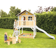 Speelhuis met glijbaan, zandbak en picknicktafel in de tuin.