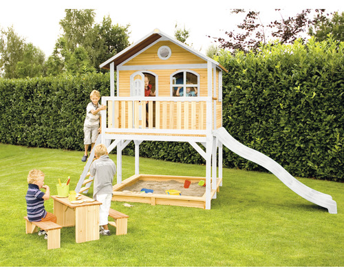 Speelhuis met glijbaan, zandbak en picknicktafel in de tuin.