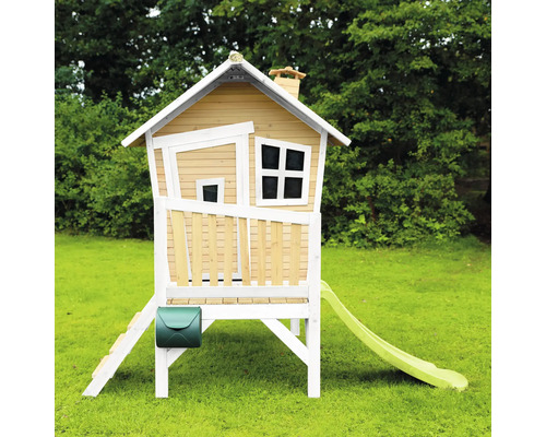 Houten speelhuis met glijbaan en brievenbus in de tuin