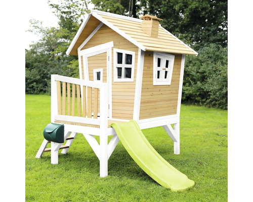 Houten speelhuis met glijbaan, brievenbus en ramen op een gazon