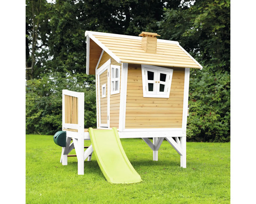 Houten speelhuis met glijbaan voor de tuin