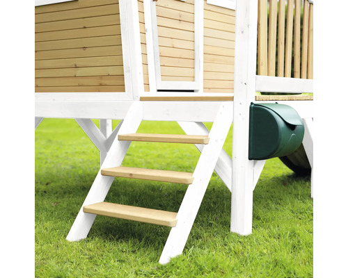 Detailaanzicht van een speelhuis met houten treden en brievenbus