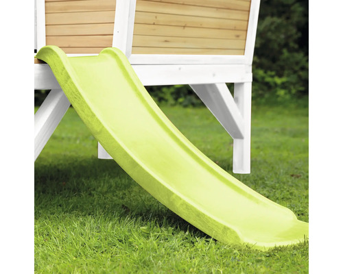 Groene glijbaan aan een speelhuis in de tuin.