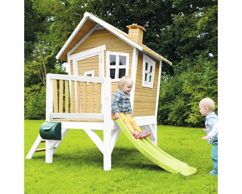 Houten speelhuis met glijbaan en twee kinderen in de tuin
