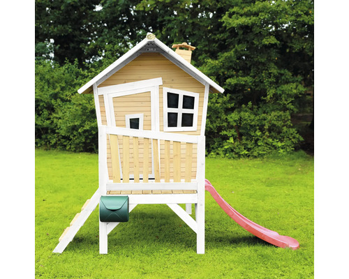 Speelhuis met glijbaan en brievenbus in de tuin.