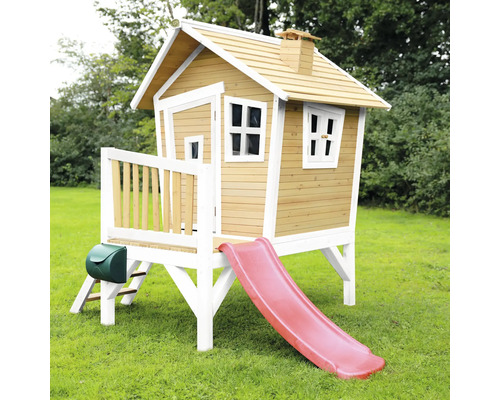 Houten speelhuis met glijbaan voor de tuin