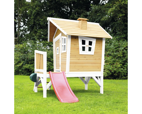 Houten speelhuis met glijbaan in de tuin