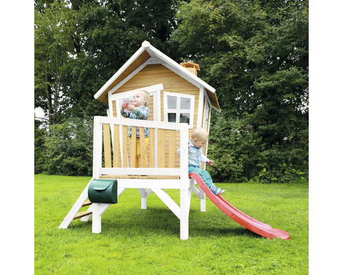 Speelhuis met glijbaan in de tuin met twee spelende kinderen