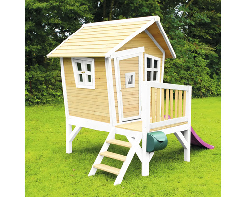 Houten speelhuis met glijbaan, trap en brievenbus in de tuin