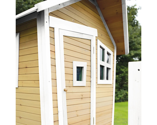 Detail van een houten speelhuis met deur en ramen