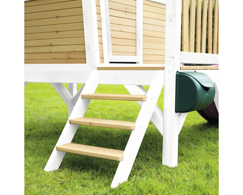 Detailopname van een speelhuis met houten gevel, witte verf, een ladder en een brievenbus