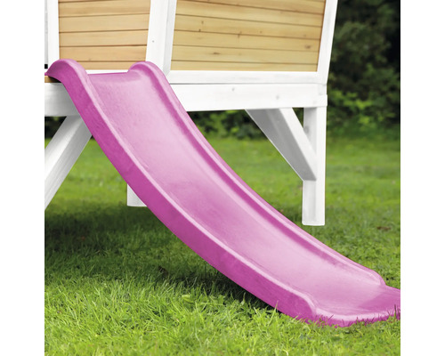 Close-up van een kindglijbaan aan een speeltoren