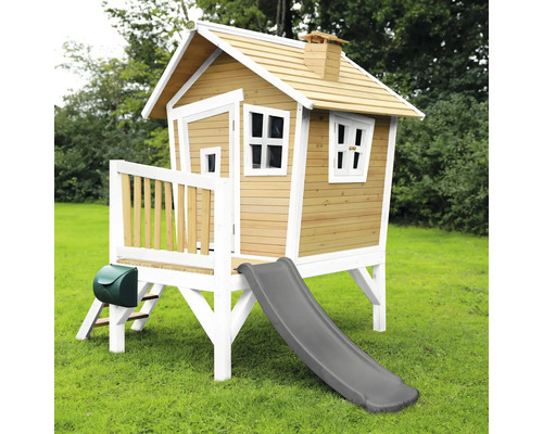 Houten speelhuis met glijbaan voor in de tuin