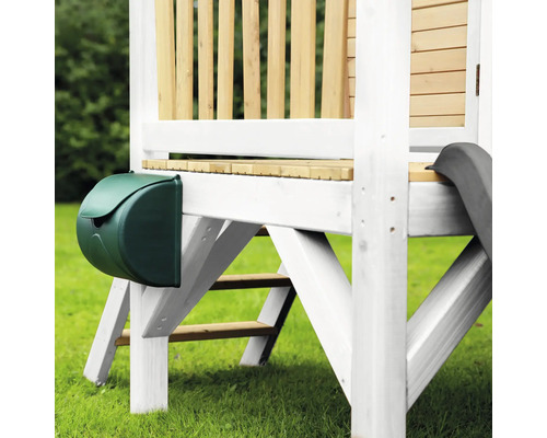 Groene brievenbus op een houten speeltoren