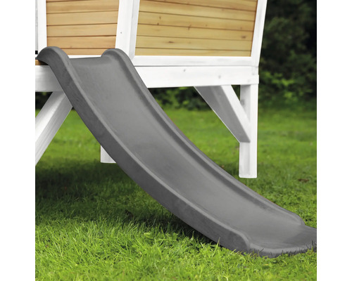 Grijze kinderglijbaan aan een speelhuis