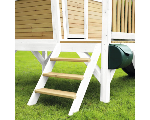 Detailopname van een speelhuis met houten treden en brievenbus