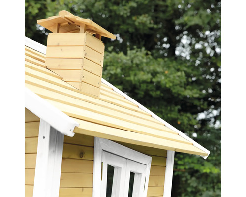 Detail van het dak van een houten speelhuis met schoorsteen