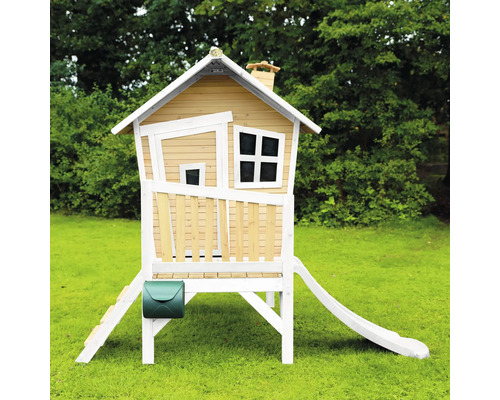 Houten speelhuis met glijbaan, ladder en brievenbus in de tuin