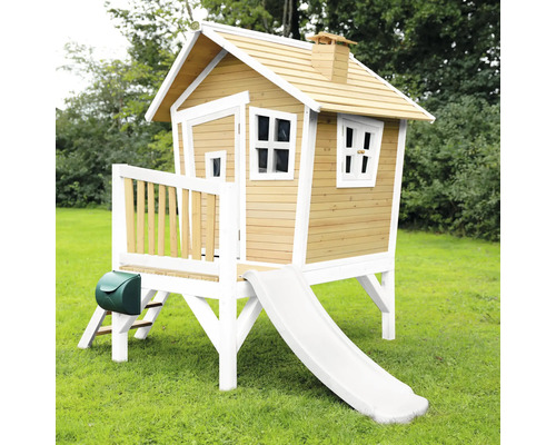 Houten speelhuis met glijbaan, brievenbus en ramen op een gazon