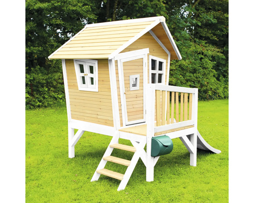 Houten speelhuis met trap, glijbaan en brievenbus in de tuin