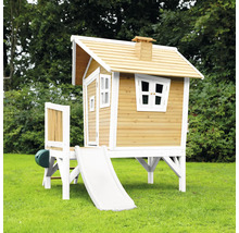Houten speelhuis met glijbaan in de tuin
