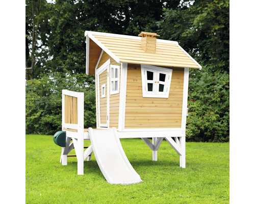 Houten speelhuis met glijbaan in de tuin