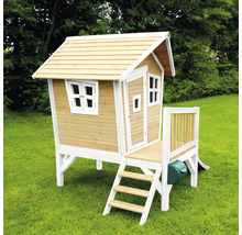 Houten speelhuis met veranda in de tuin