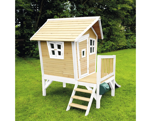 Houten speelhuis met veranda in de tuin