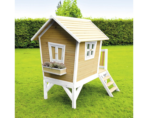 Houten speelhuis met ramen, bloembak en trap in de tuin