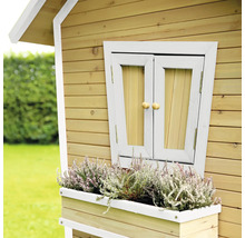 Detail van een houten speelhuis met luiken en bloembak