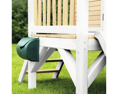 Groene brievenbus aan een houten speeltoren