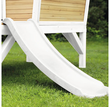 Detailopname van een witte glijbaan voor kinderen aan een speelhuis in de tuin.