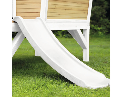 Detailopname van een witte glijbaan voor kinderen aan een speelhuis in de tuin.