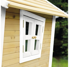 Detail van een speelhuis met houten raam en houten dak