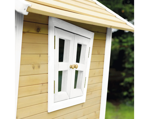 Detail van een speelhuis met houten raam en houten dak