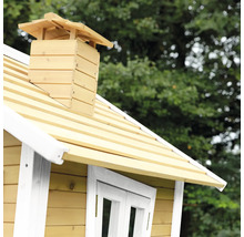 Detailopname van een houten speelhuis met dak en schoorsteen.