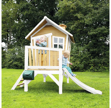 Houten speelhuis met glijbaan en brievenbus in de tuin met twee kinderen
