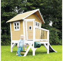 Houten speelhuis met glijbaan en brievenbus in de tuin met kind