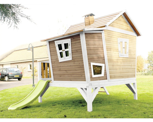 Houten speelhuis met glijbaan in de tuin