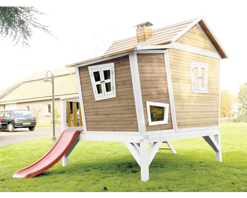 Houten speelhuis met glijbaan in de tuin