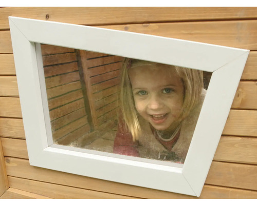 Raam met wit frame op een houten huis met een kind erachter