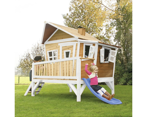 Houten speelhuis voor kinderen met glijbaan en kinderen in de tuin.