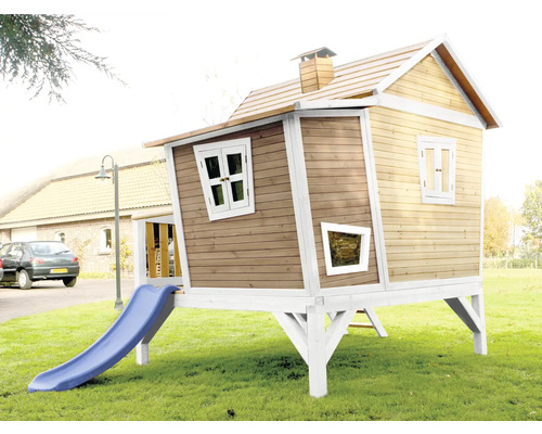 Houten speelhuis met glijbaan in de tuin