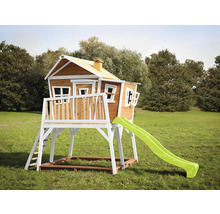 Speelhuis met glijbaan en zandbak voor in de tuin